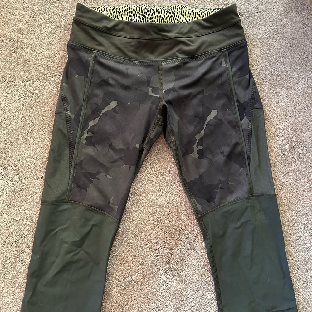 Lululemon Athletica Green Camo Mesh Running Crop Tights Size 6